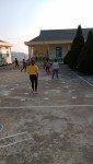 Các cô giáo vùng cao đánh bóng chuyền ngoài giờ buổi chiều