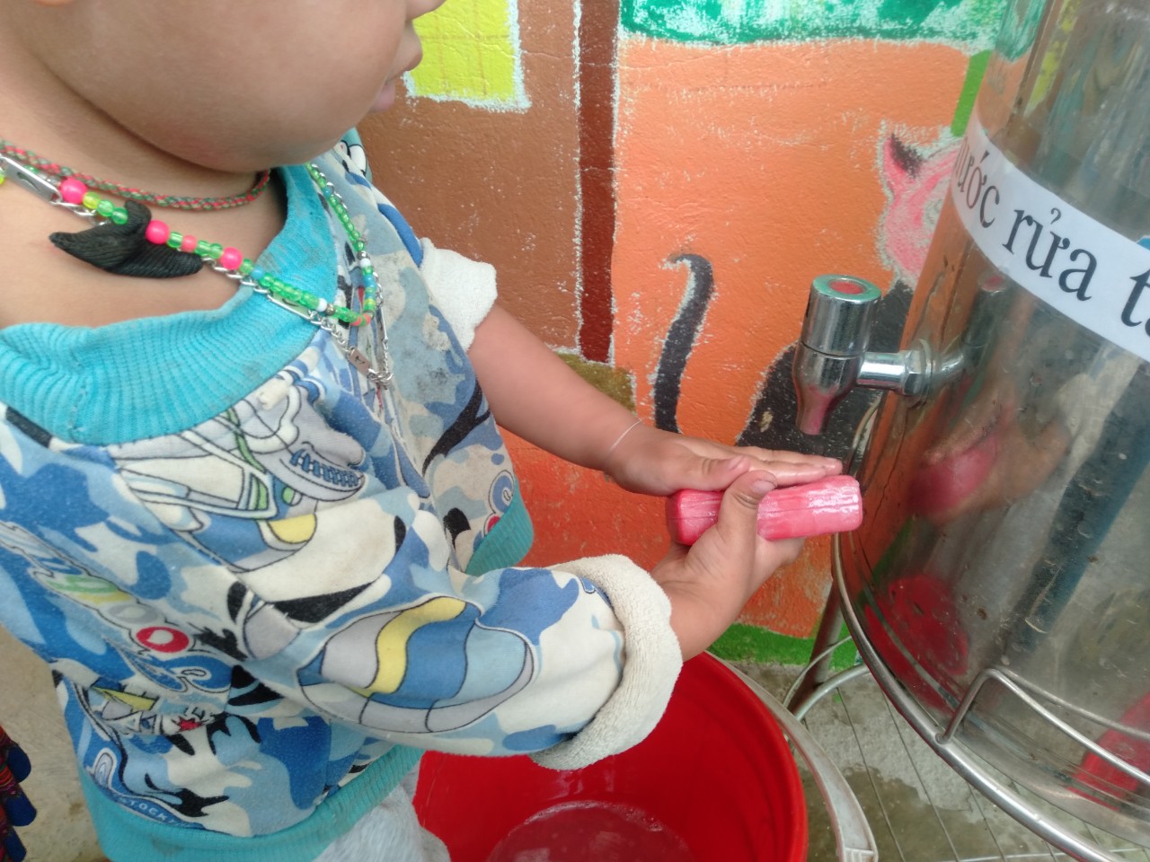 Hình ảnh: Trẻ rửa tay bằng xà phòng