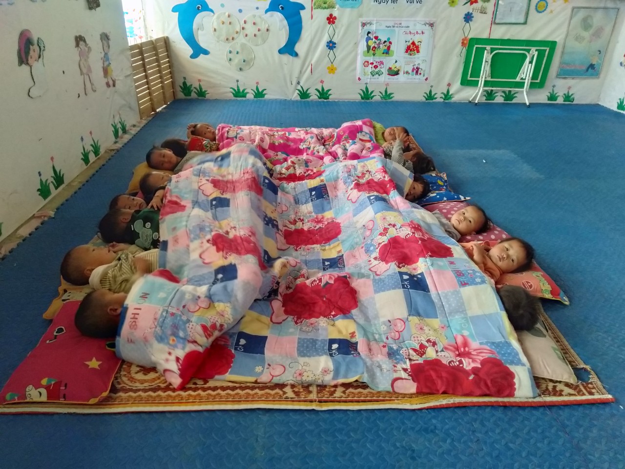 Hình ảnh trẻ ngủ trưa tại lớp nhà trẻ - Tà Té