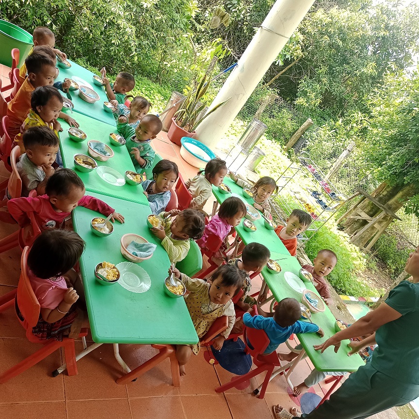 Tổ chức bữa ăn trưa cho trẻ nhà trẻ Dư O