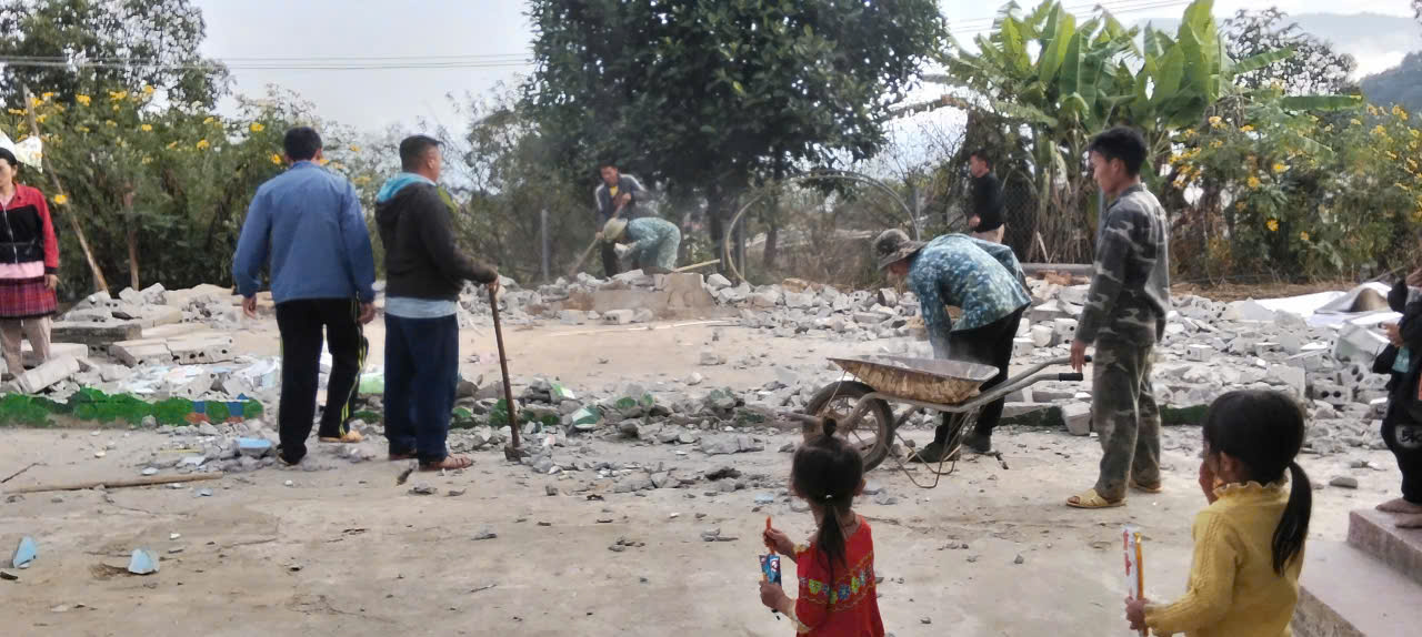 Hình ảnh phụ huynh đang lao động